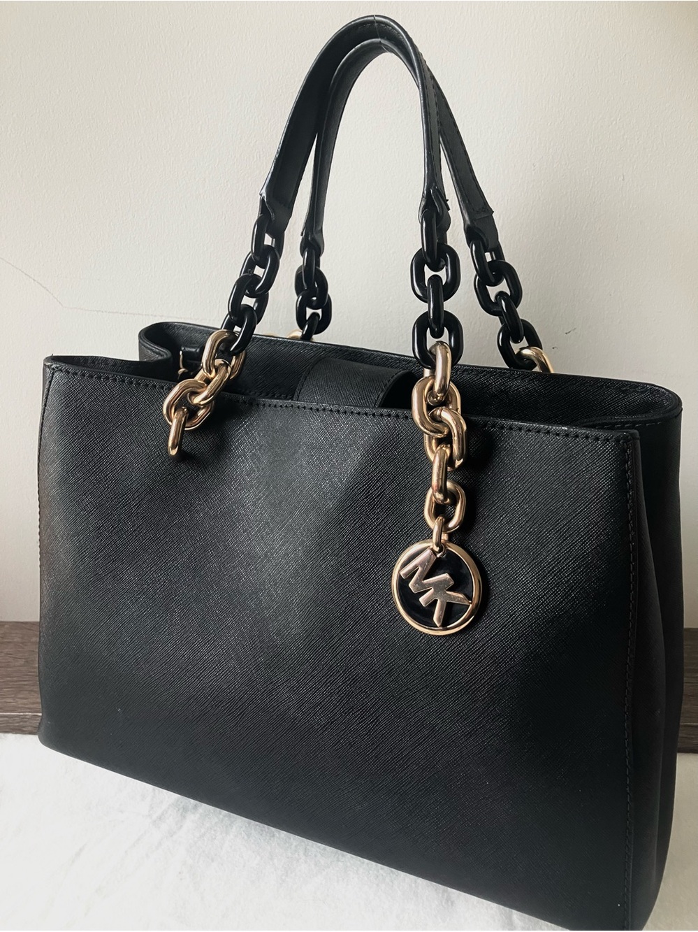 Michael Kors Cynthia Medium Saffiano Leather Tote Bag in Black Style# 35H8GO5T8L